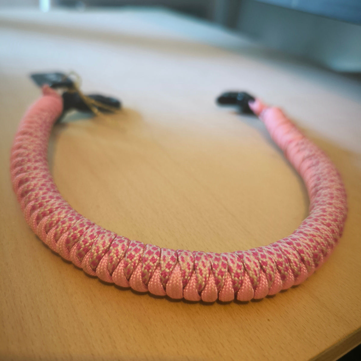 Poignée de selle ronde, réalisée avec un mélange de corde de coloris rose. 