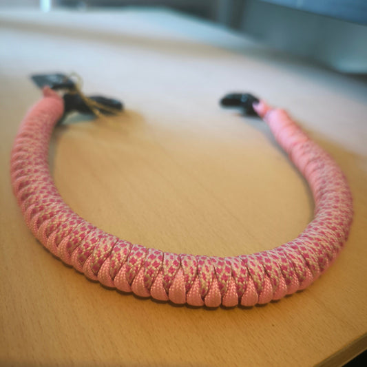 Poignée de selle ronde, réalisée avec un mélange de corde de coloris rose. 