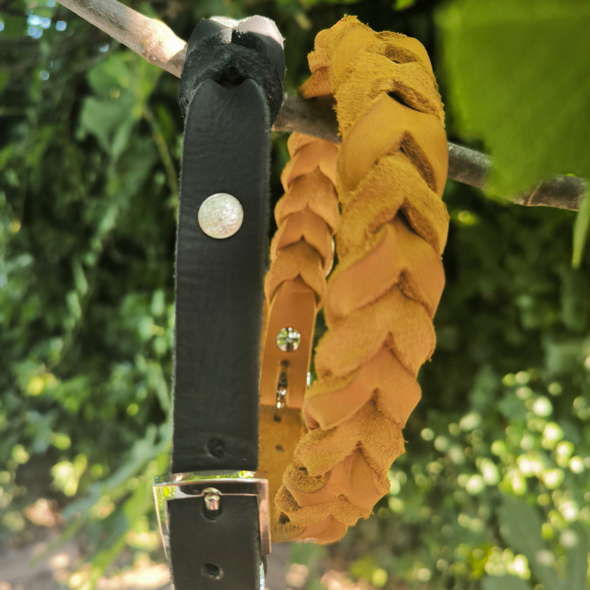 choisissez la couleur qui vous convient le plus pour ce collier en cuir tressé fait par Calesthiel.