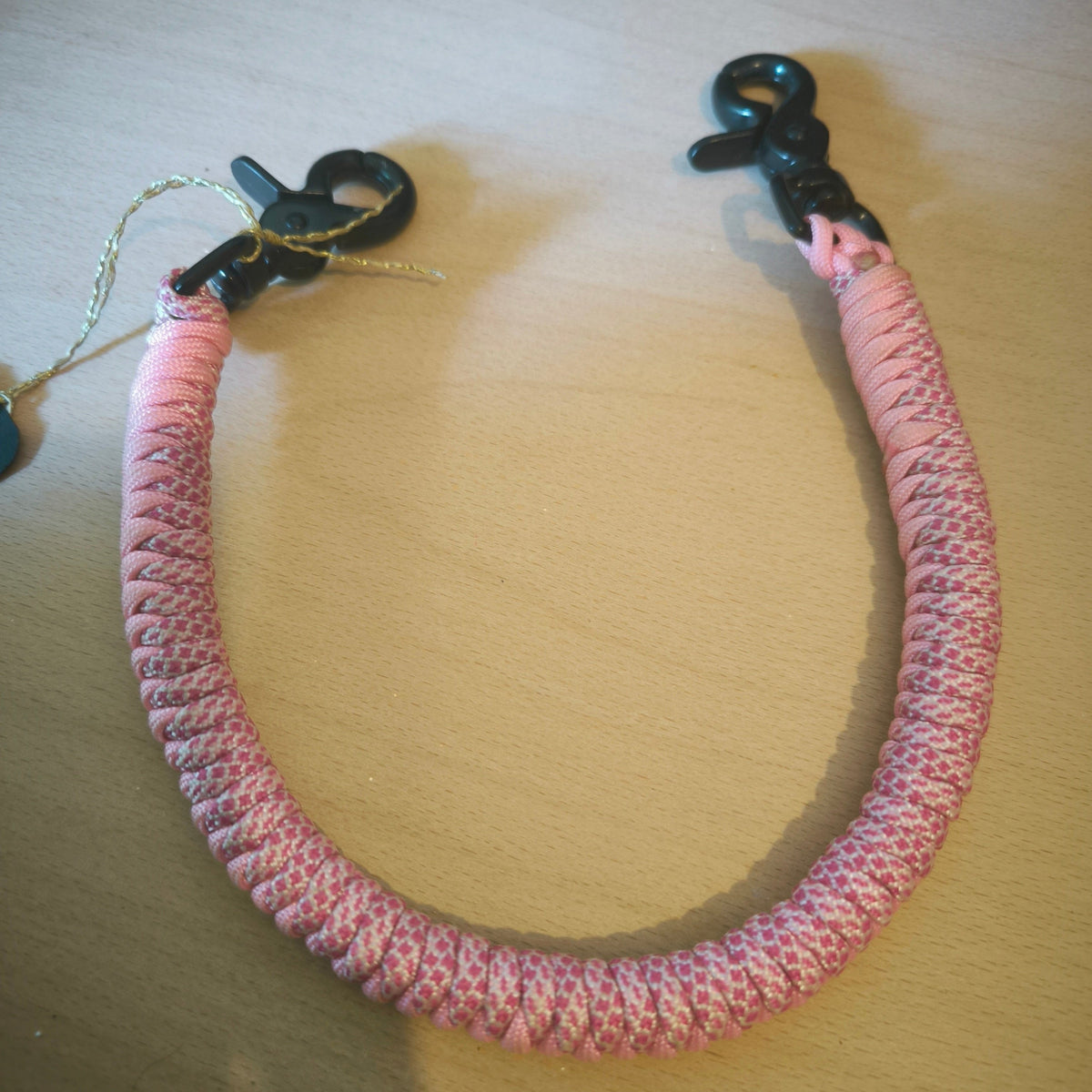 Poignée de selle ronde rose bicolore. Idéal pour vous accompagner dans vos randonnées pour tenir les rênes ou pour créer un point d'attache